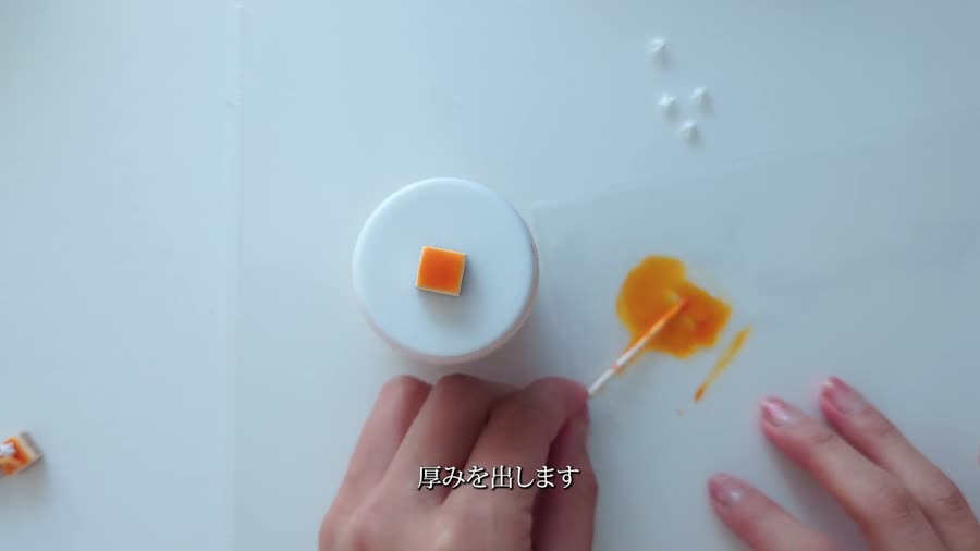 ムースにオレンジソースを塗る